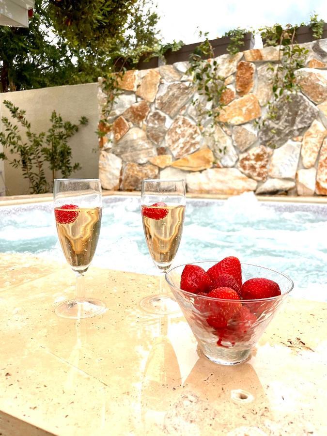 Holiday home Piscine Balneo Chauffee *