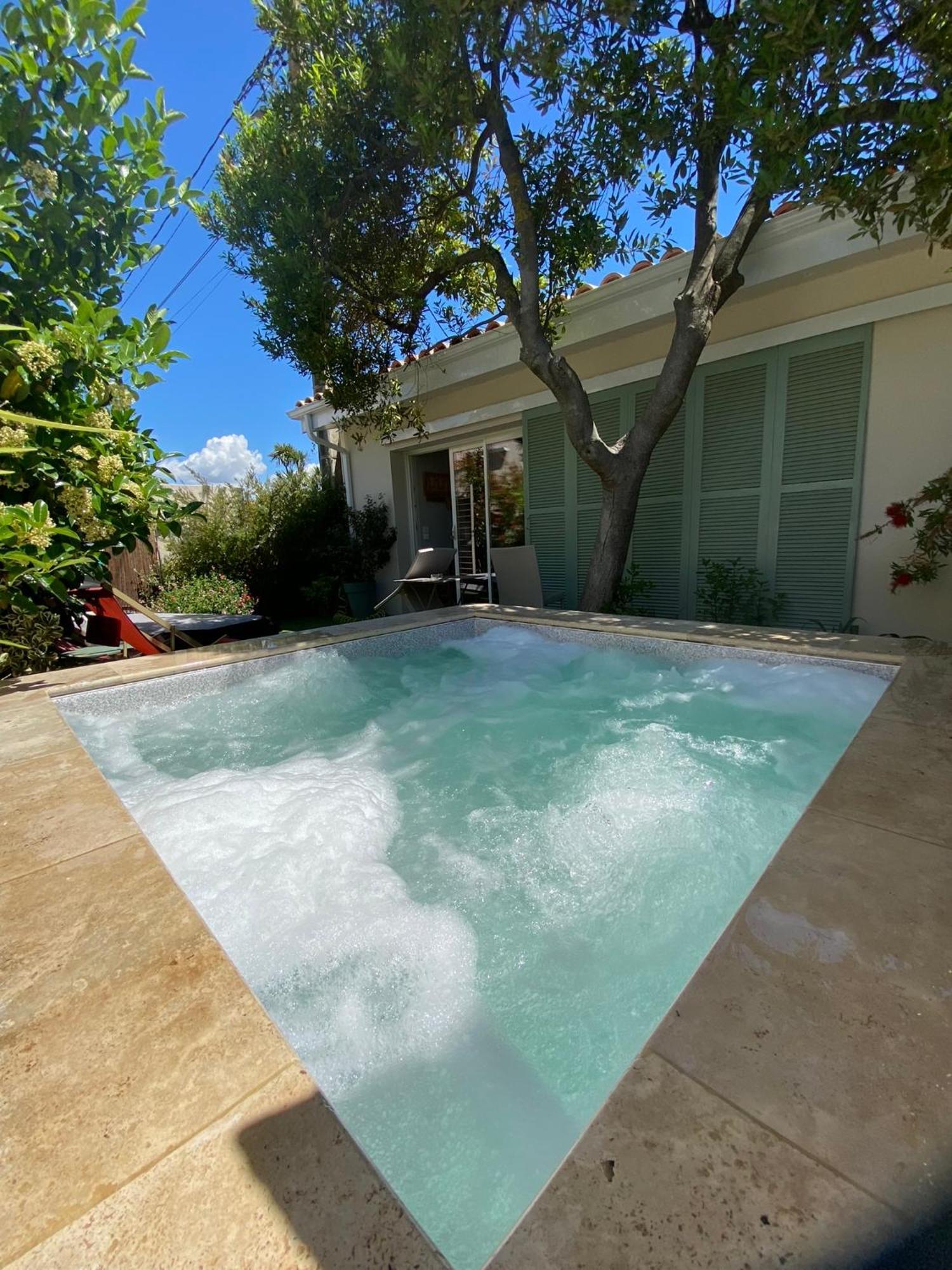 Holiday home Piscine Balneo Chauffee *