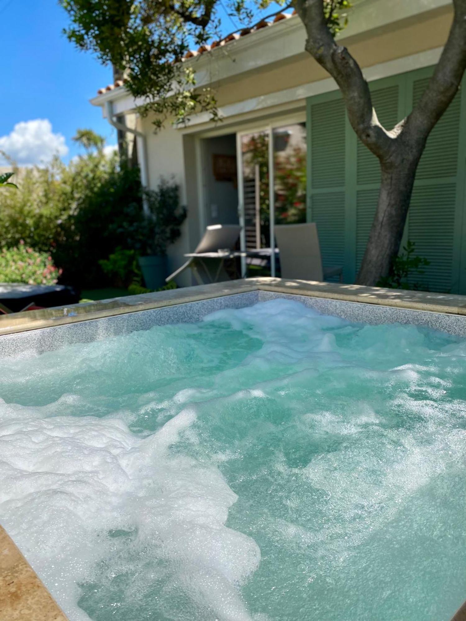 Holiday home Piscine Balneo Chauffee *